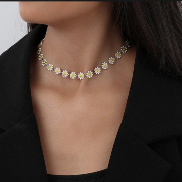 New Daisy Flower Chain Necklace - Picture 5 of 5
